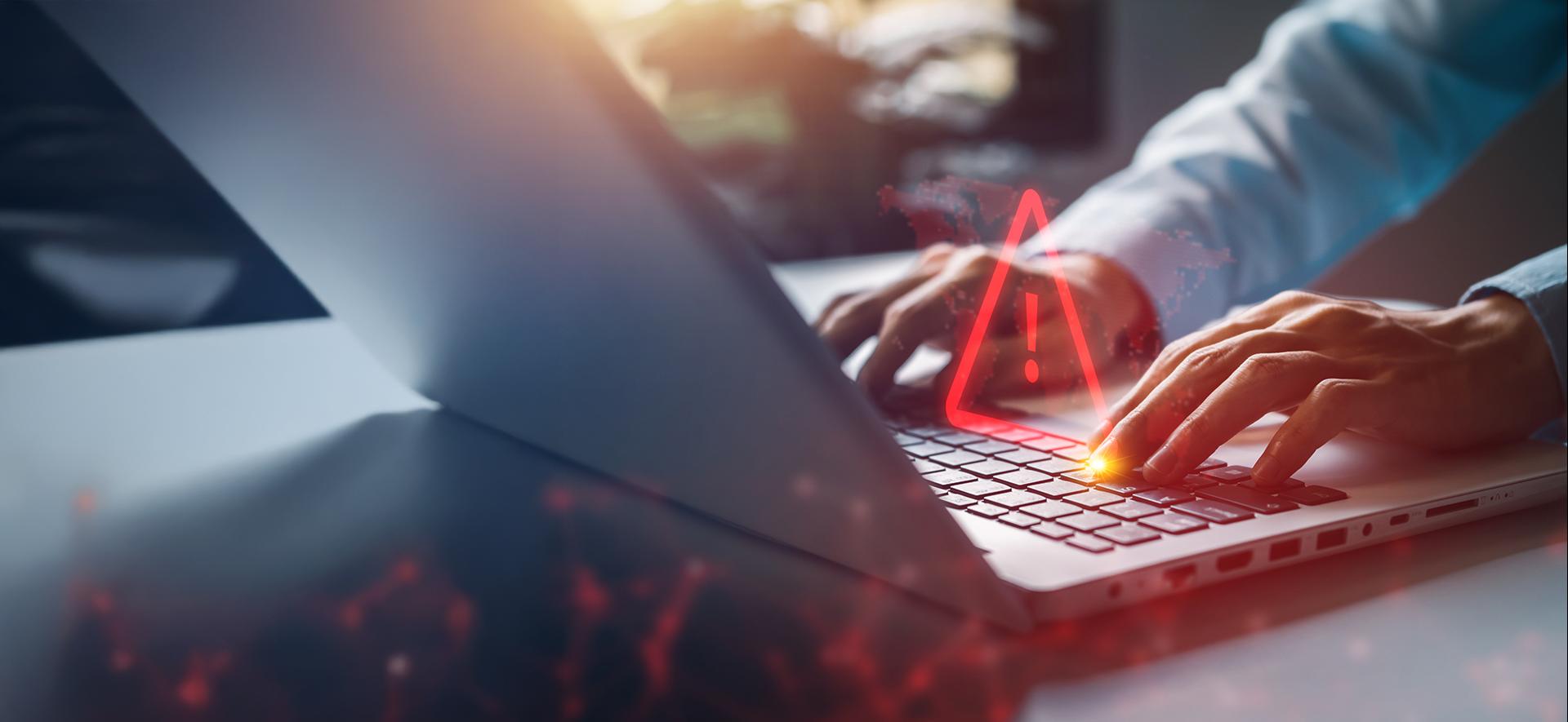 ręce położone na klawiaturze laptopa