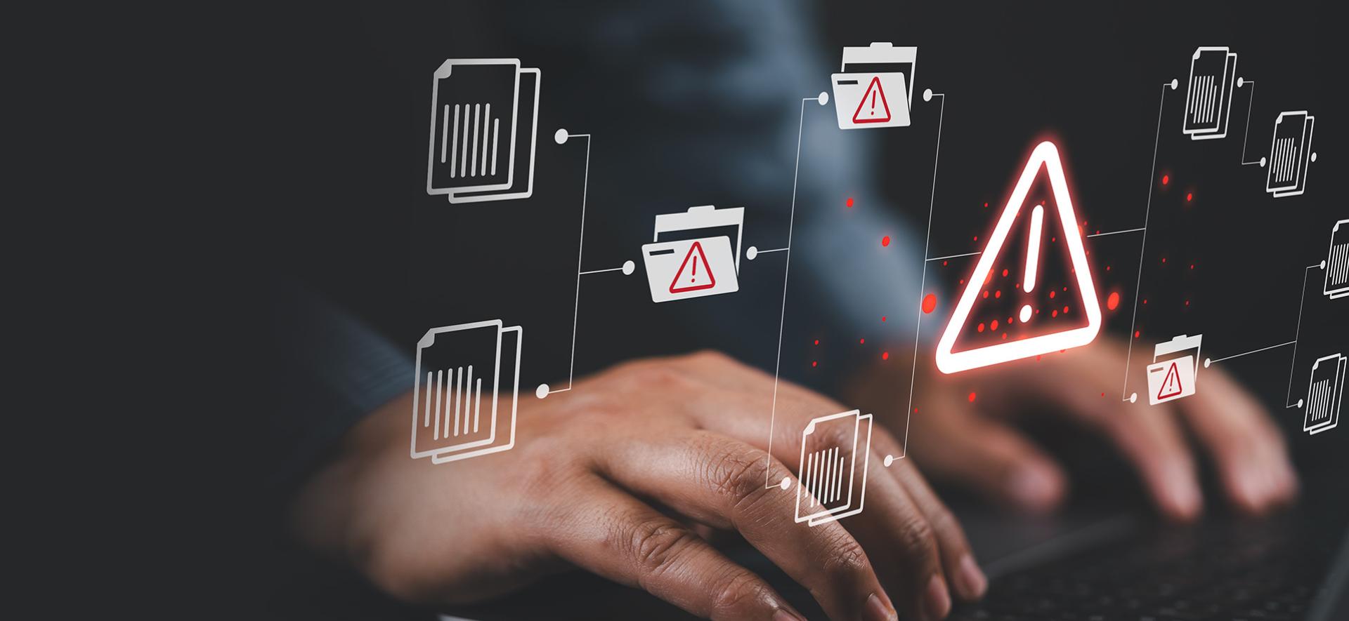 ręce położone na klawiaturze laptopa