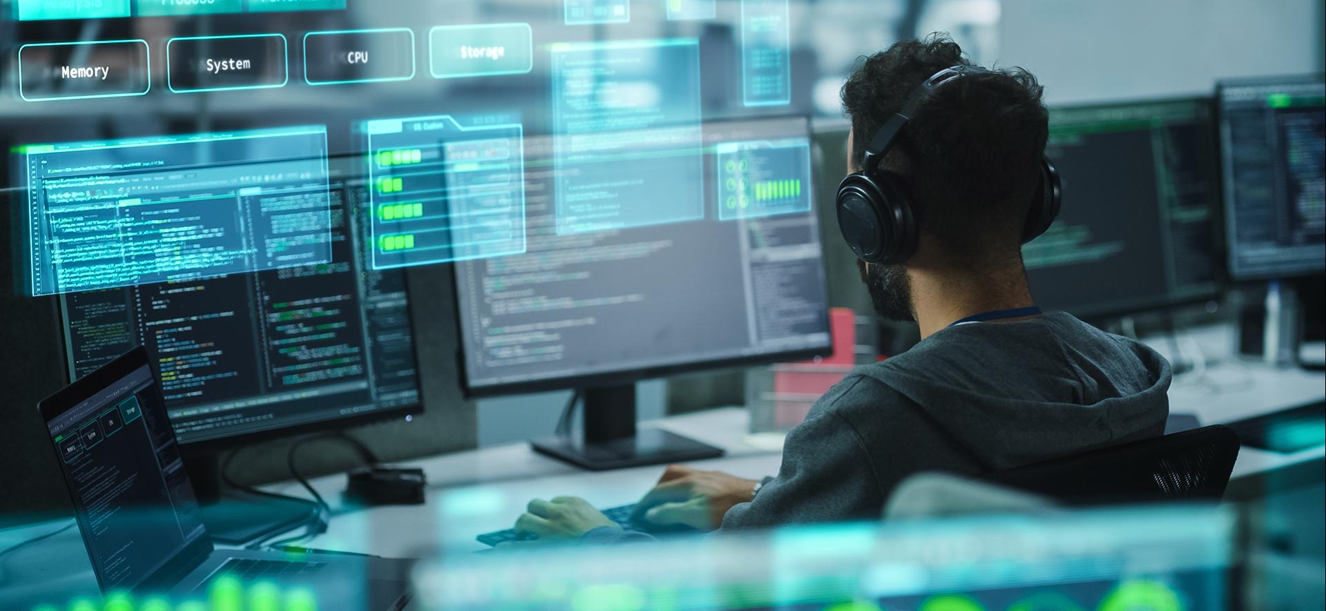 mężczyzna patrzący na monitor komputera