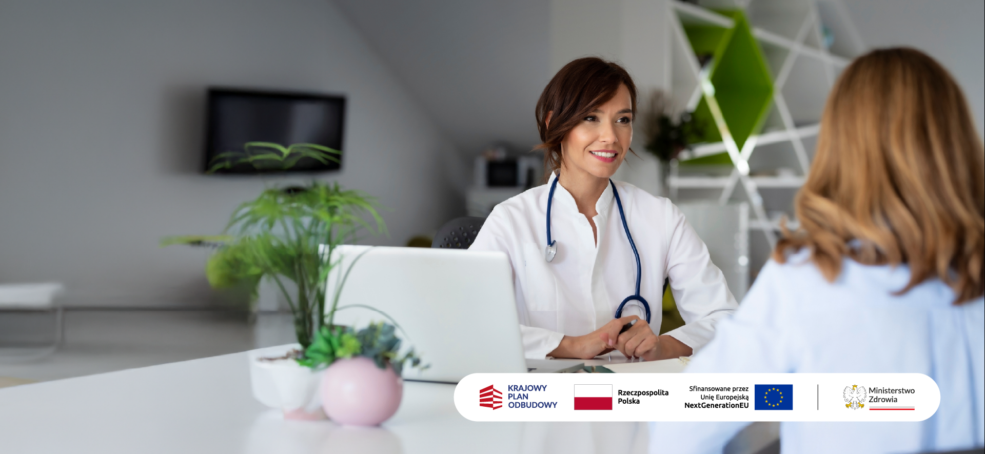 Lekarka rozmawia z kobietą