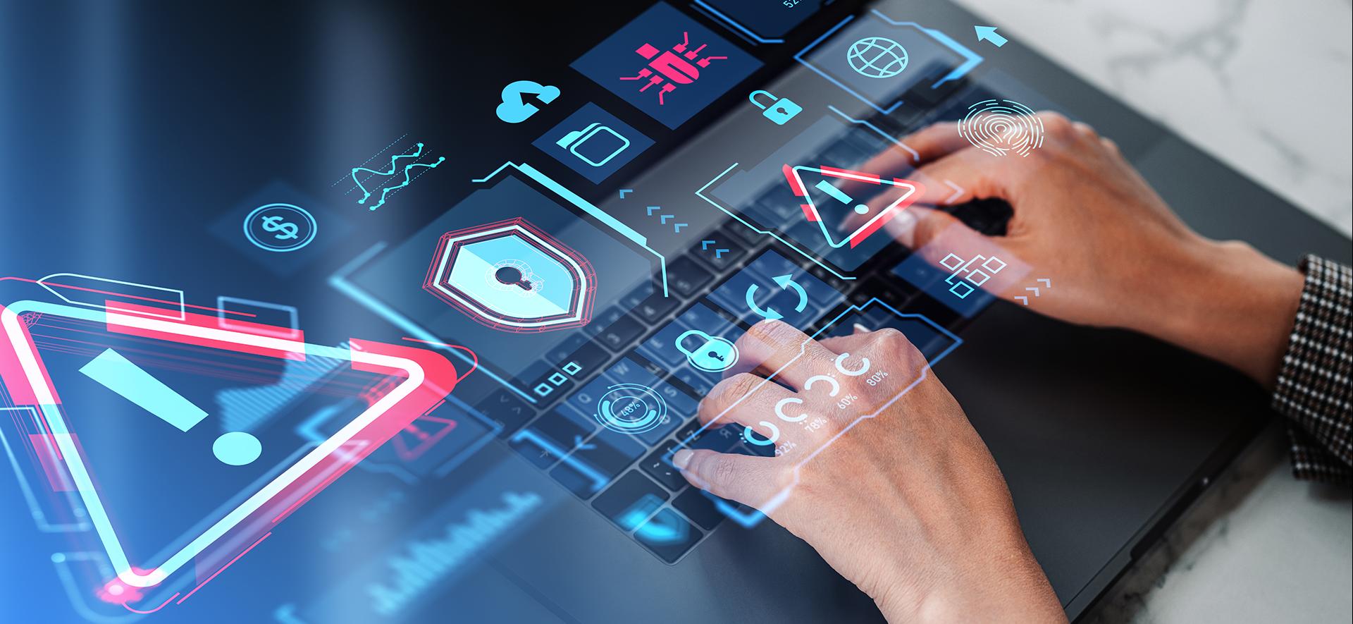 ręce na klawiaturze i czerwono niebieski trójkąt z wykrzyknikiem w środku