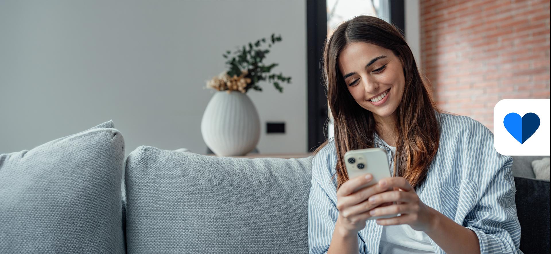 kobieta patrzy na ekran smartfona