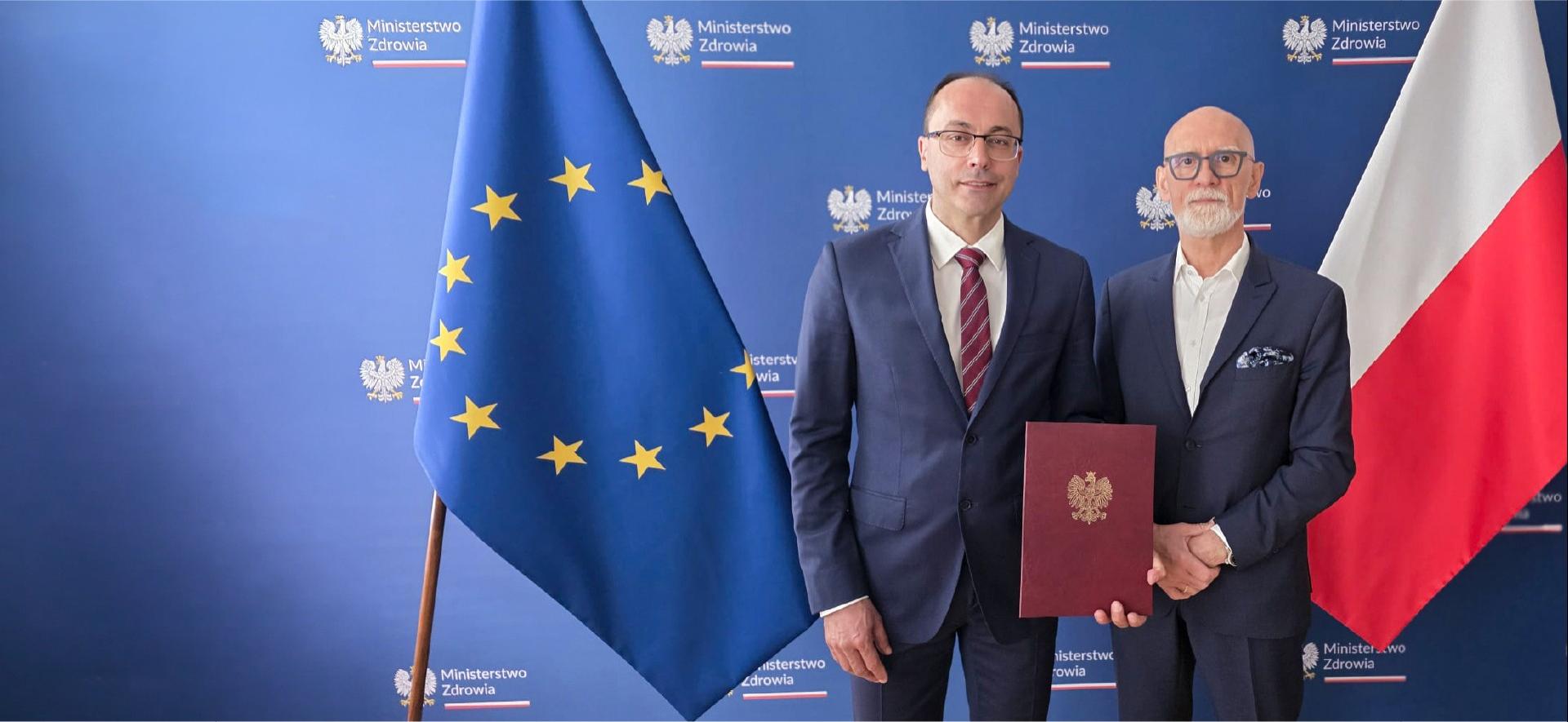 Jarosław Sot i Tomasz Maciejewski na tle flag polskiej i unijnej