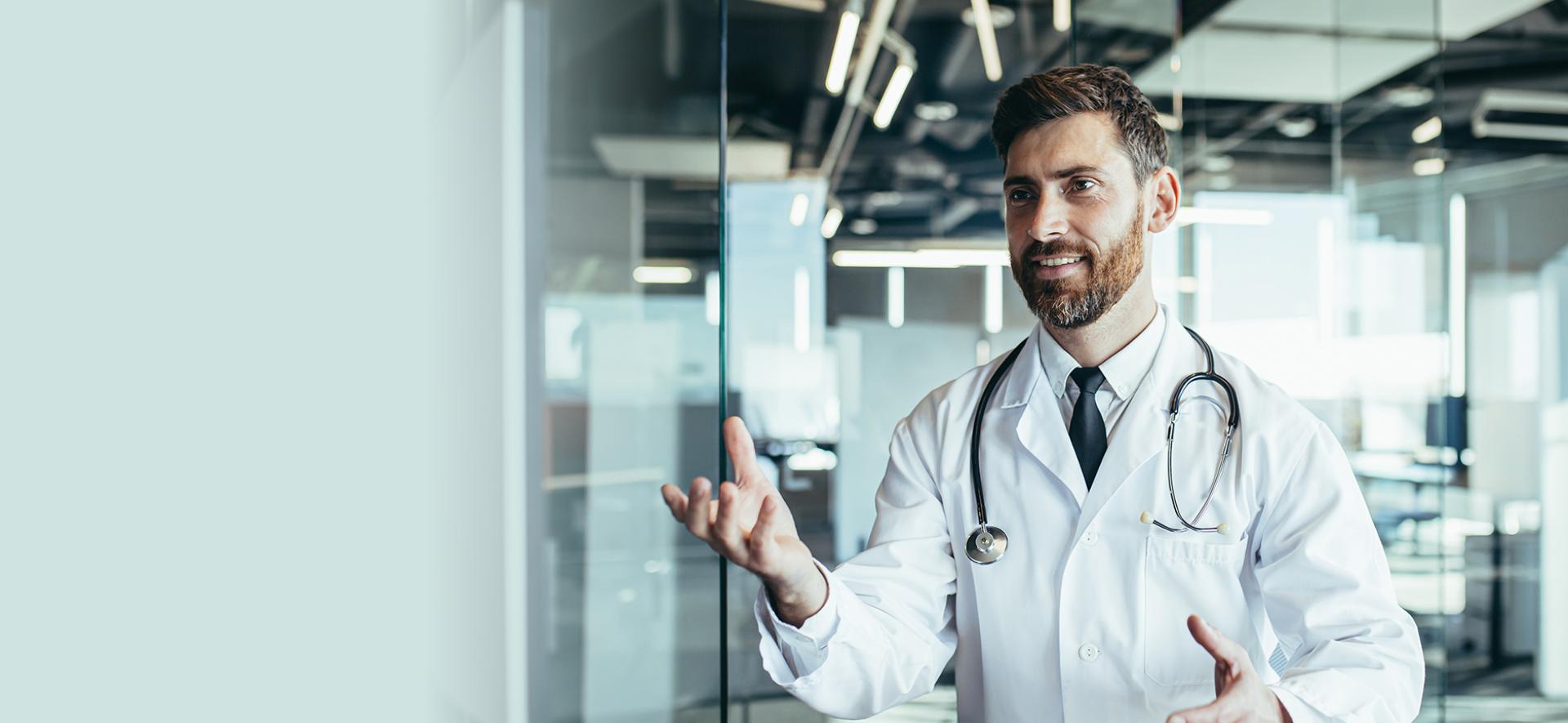 lekarz z podniesioną ręką