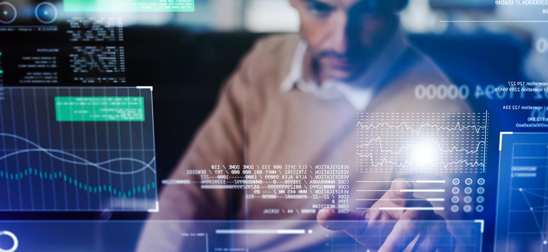 mężczyzna wskazujący statystyki