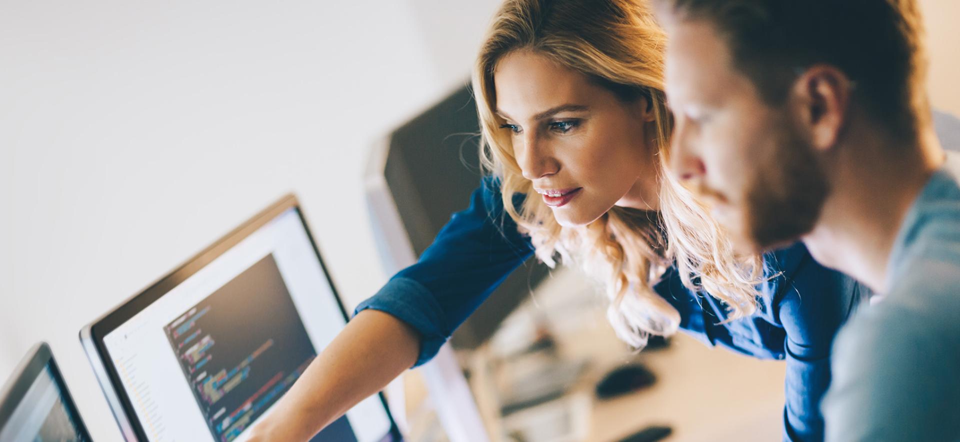 Pracownik przy komputerze