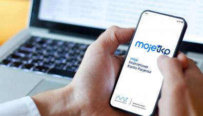 zdjęcie przedstawiające telefon z aplikacją