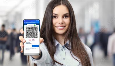 zdjęcie przedstawiające kobietę z kodem QR w telefonie