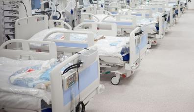 zdjęcie przedstawiające łóżka szpitalne