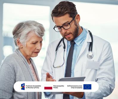 lekarz i kobieta patrzą na ekran 