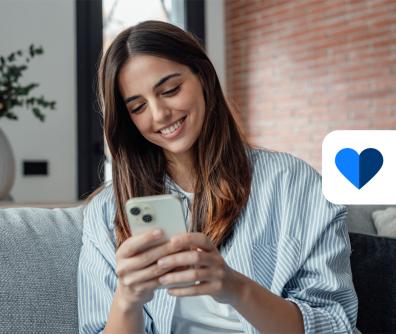 kobieta patrzy na ekran smartfona