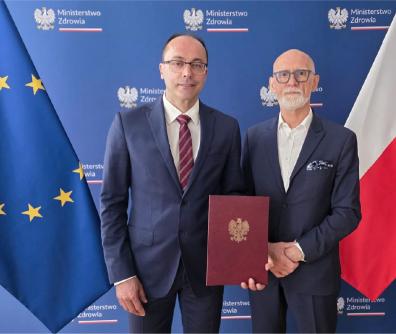 Jarosław Sot i Tomasz Maciejewski na tle flag polskiej i unijnej