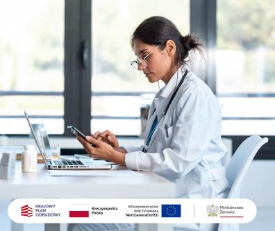 lekarka z laptopem i smartfonem