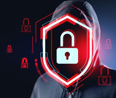 ikona tarczy z kłódką na tle zakapturzonej postaci