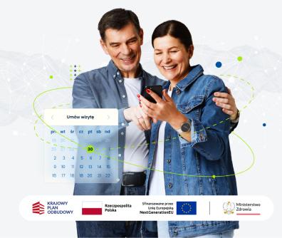 centralna e-rejestracja uśmiechająca się para ze smartfonem