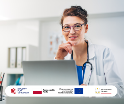 kobieta w kitlu lekarskim siedzi przed ekranem laptopa i uśmiecha się