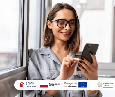 uśmiechnięta kobiety patrzy na ekran smartfona