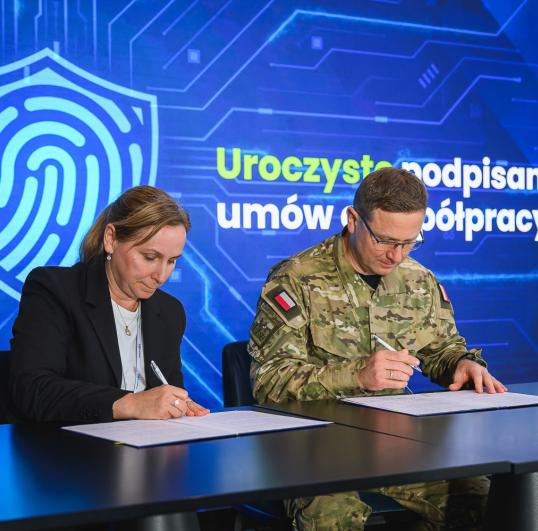 Podpisanie porozumienia o współpracy między Centrum e-Zdrowia a Dowództwem Komponentu Wojsk Obrony Cyberprzestrzeni