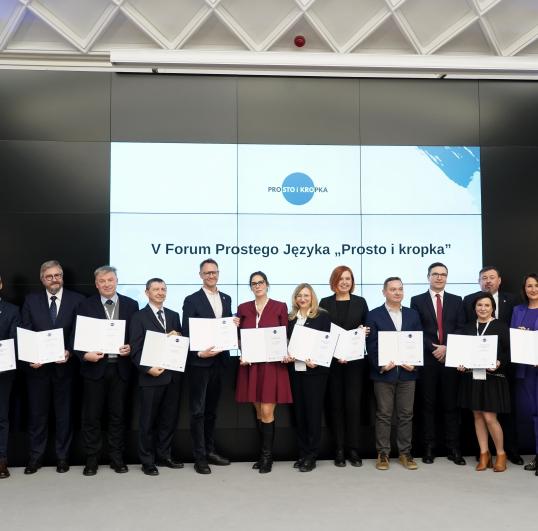 Osoby prezentujące podpisane deklaracje prostego języka