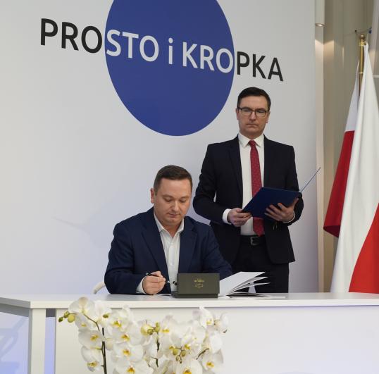 Dyrektor CeZ podpisuje deklarację prostego języka