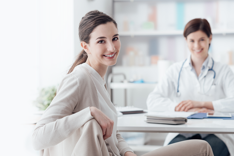 pacjent i lekarz siedzą przy biurku w gabinecie