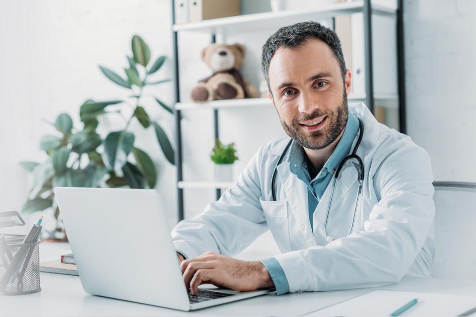 lekarz pracujący na laptopie