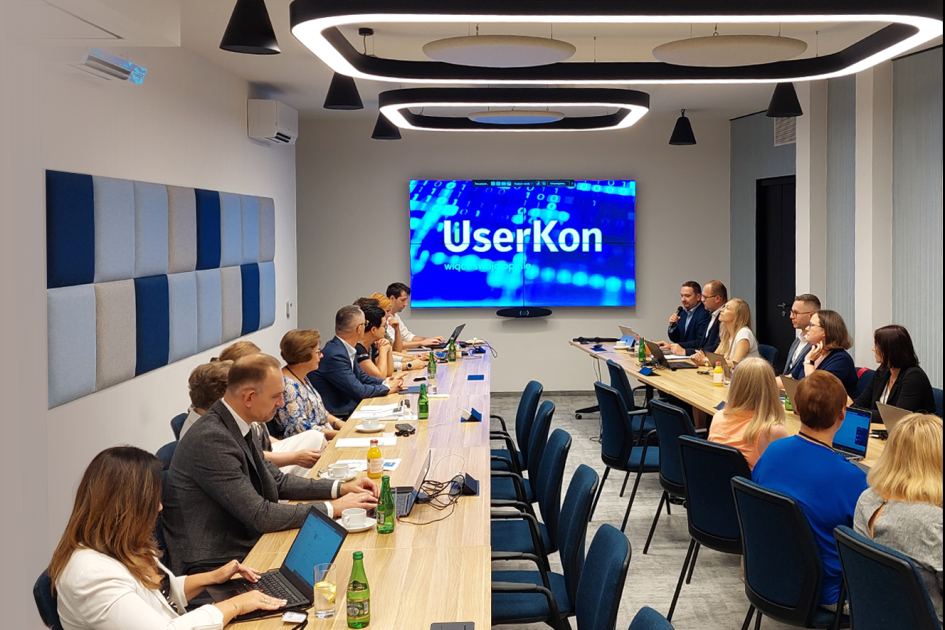 Grupa osób na spotkaniu w ramach UserKon