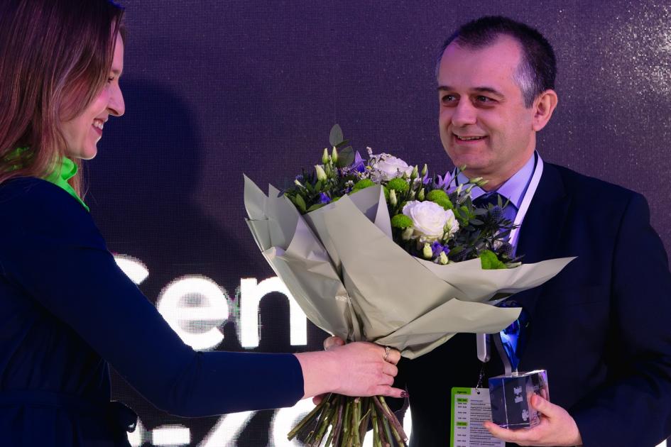 Tomasz Zieliński przyjmujący nagrodę 