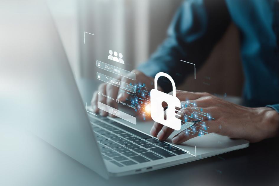 ręce na klawiaturze, ikona kłódki