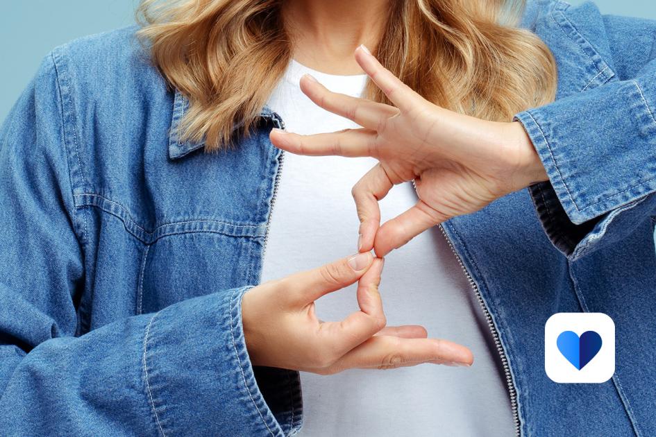 kobieta migająca w polskim języku migowym