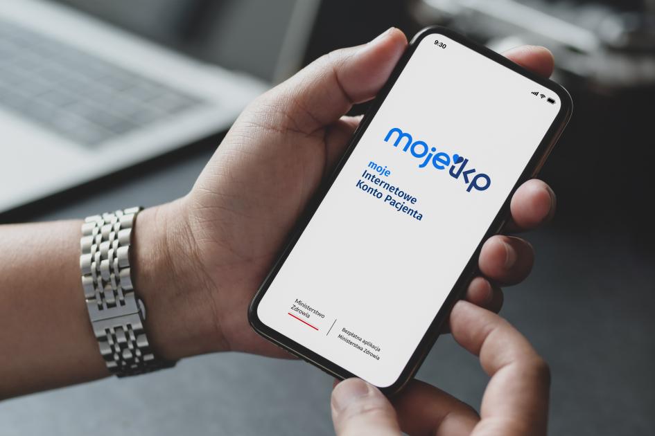 dłoń trzymające telefon, na którym wyświetla się aplikacja mojeIKP