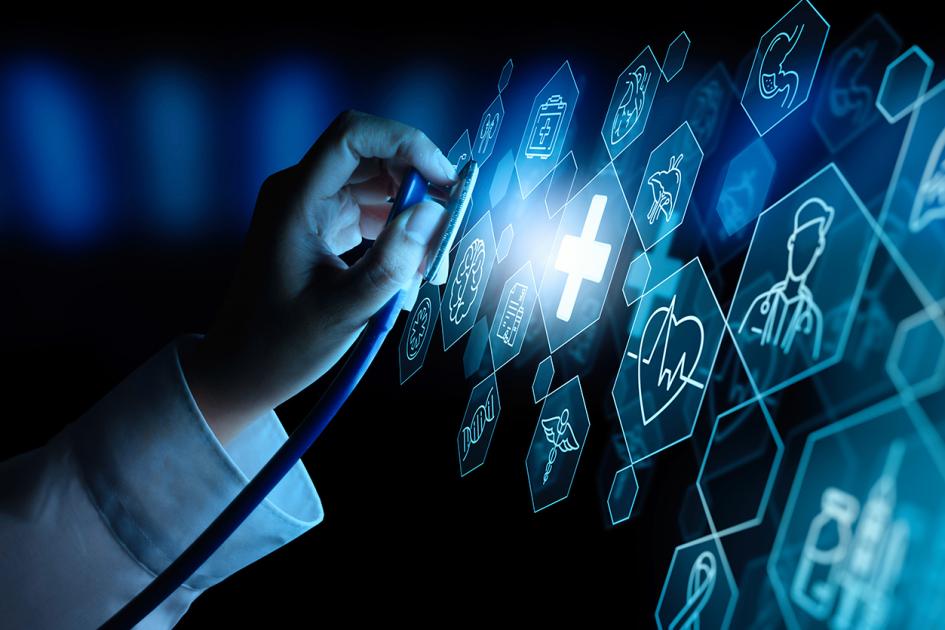 ręka trzymająca stetoskop na tle abstrakcyjnych ikon związanych z ochrona zdrowia