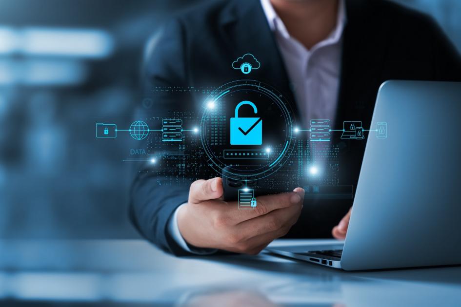 Pracownik przy komputerze