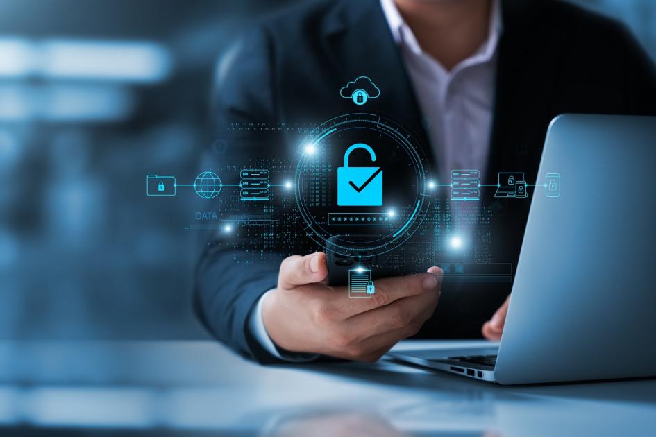 Pracownik przy komputerze