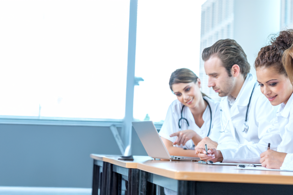Lekarze przy biurku pracują