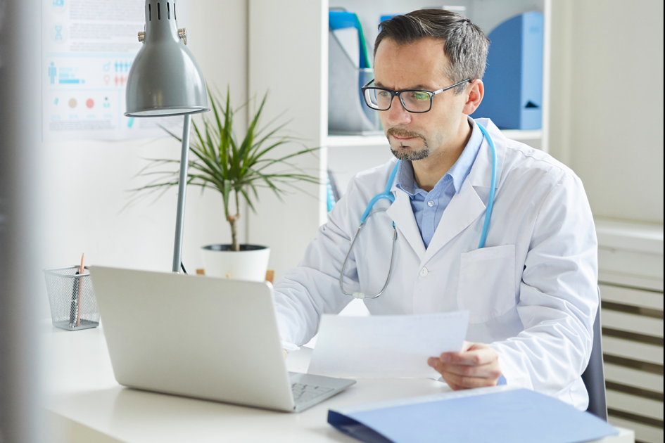 Lekarz POZ przy biurku