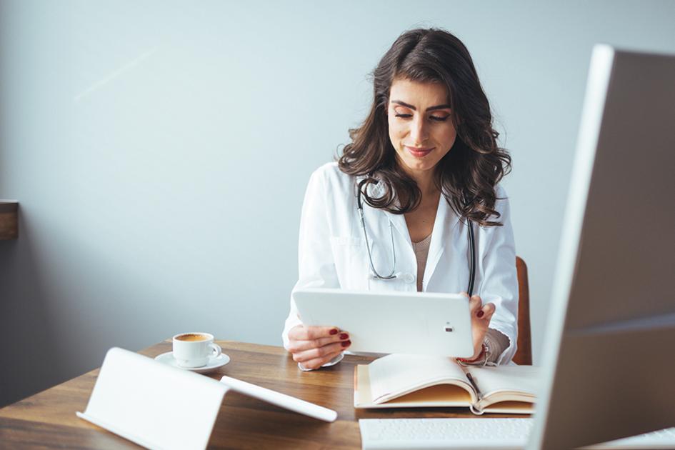 lekarka sprawdzająca dokumenty