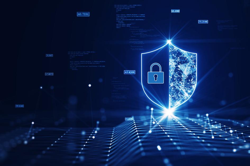 grafika przedstawiająca tarczę skonstruowaną ze światła, która symbolizuje cyberbezpieczeństwo