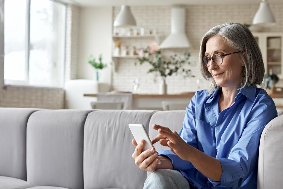 Pani na kanapie z telefonem