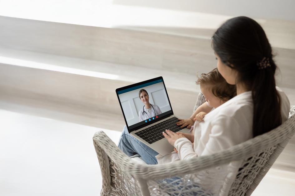 pani na kanapie z lekarzem wideo