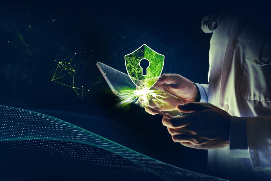 osoba w kitlu trzyma tablet, a z niego wyłania się cyfrowa tarcza
