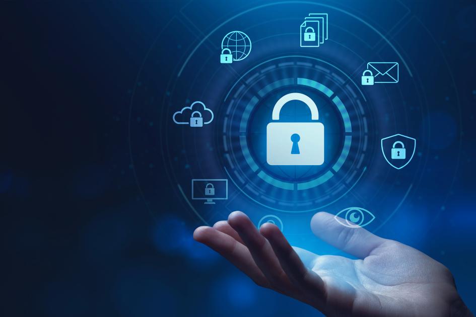 kłódka i ikony lewitujące nad dłonią