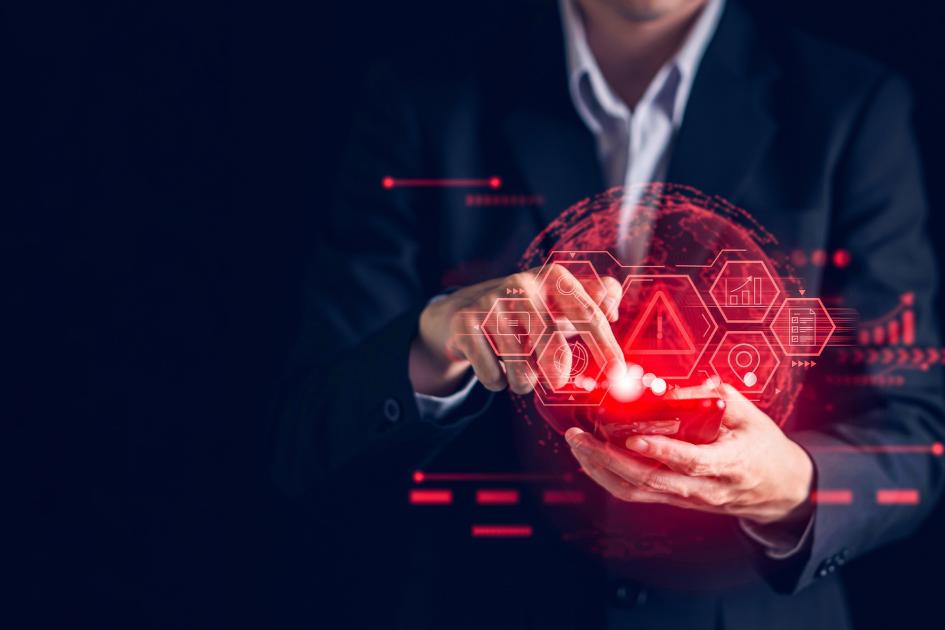 czerwone ikony lewitujące nad dłońmi osoby w garniturze