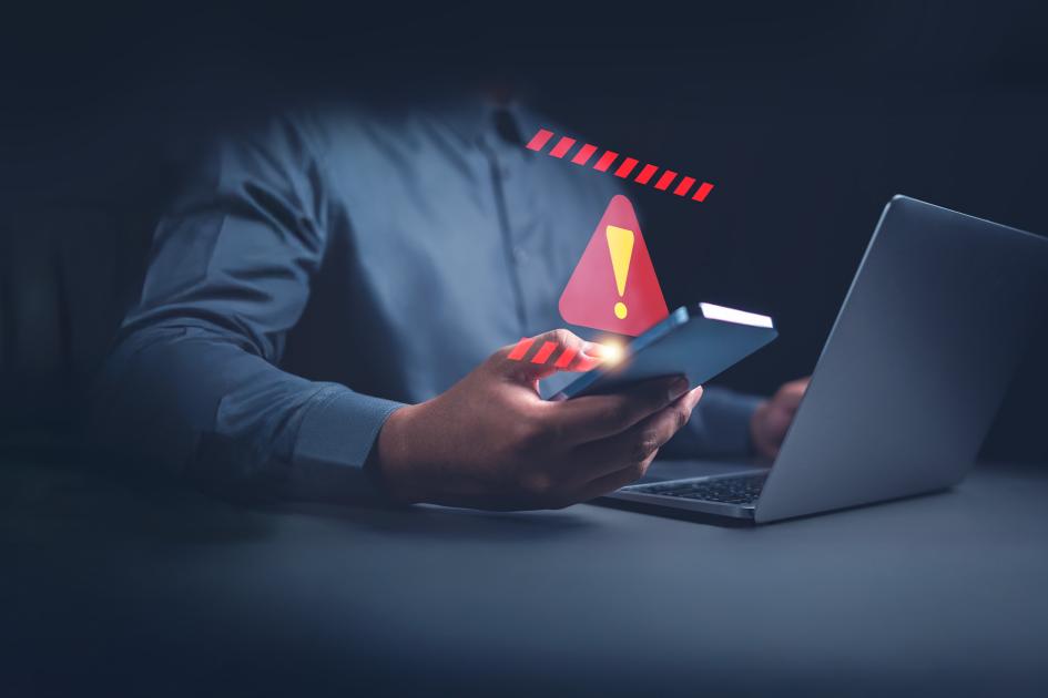 człowiek korzystający z komputera, a między nimi 