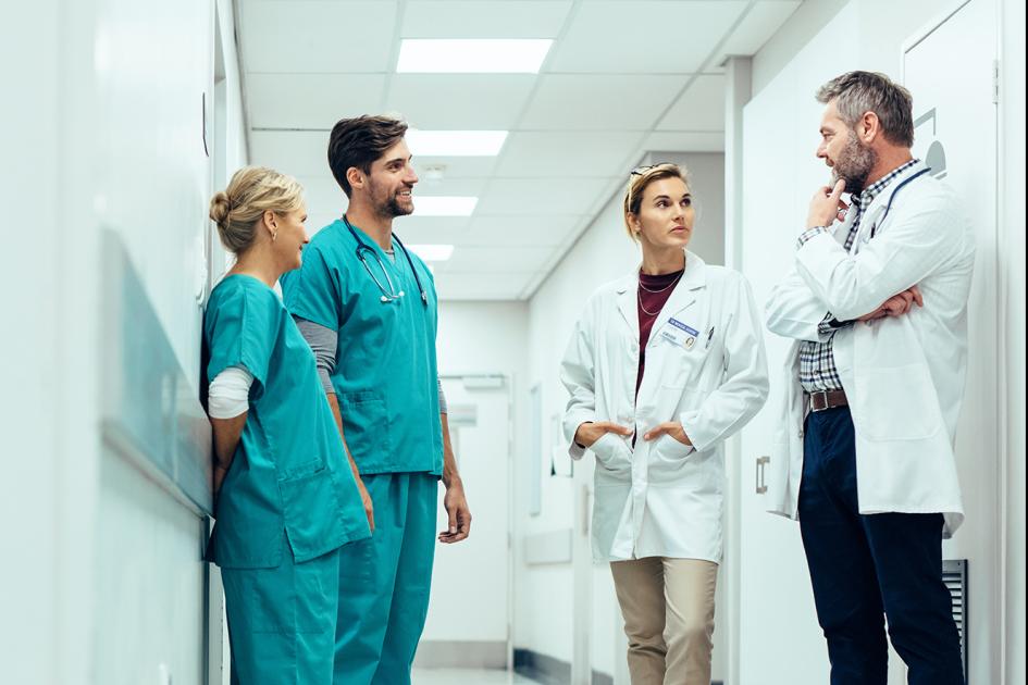medycy stoją na korytarzu