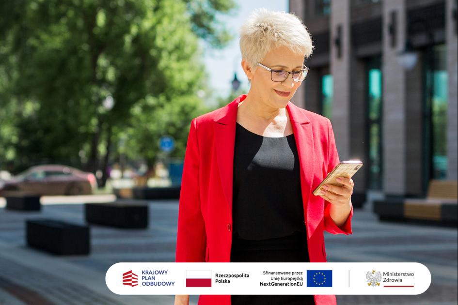 Kobieta korzysta z centralnej e-rejestracji