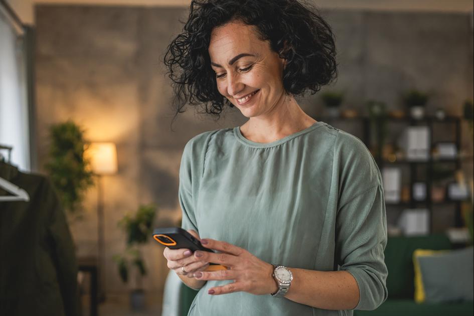 kobieta korzysta z telefonu