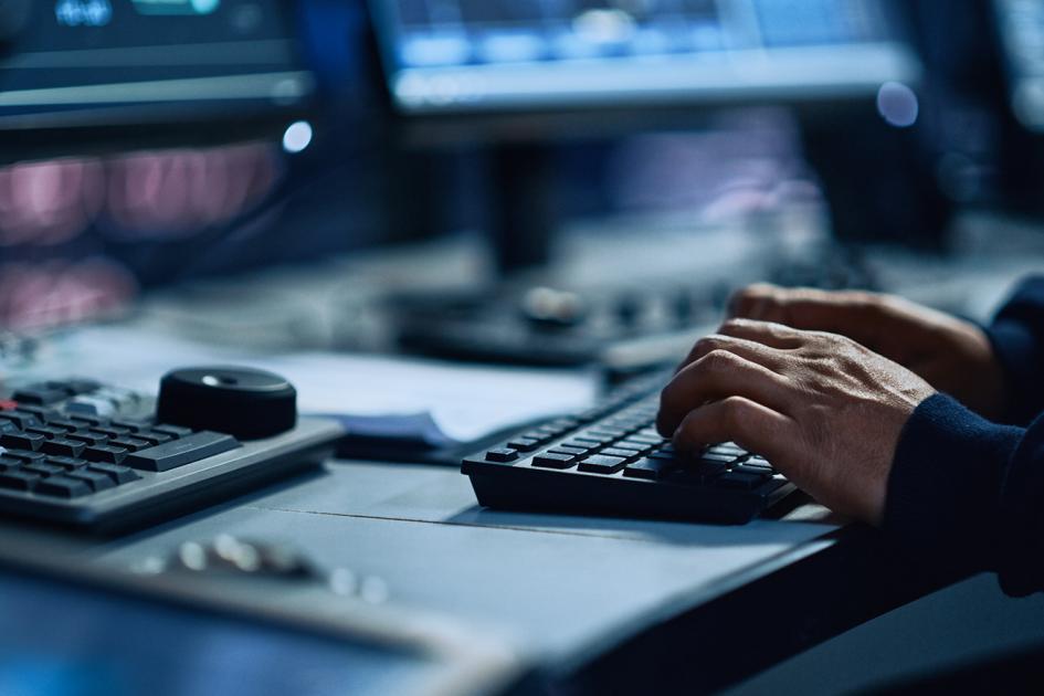 ręce na klawiaturze laptopa 