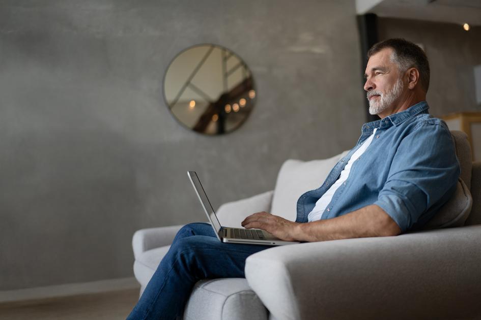 Mężczyzna korzystający z laptopa