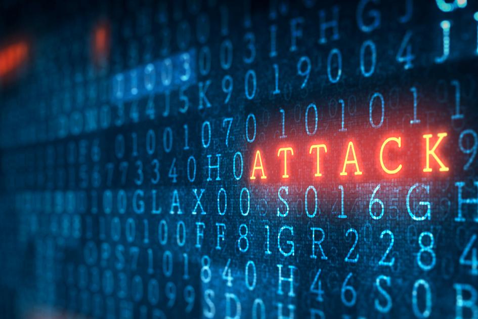 pomarańczowy napis attack